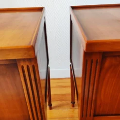 Paire de tables de chevet de style Louis XVI