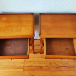 Paire de tables de chevet de style Louis XVI