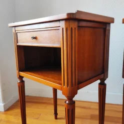 Paire de tables de chevet de style Louis XVI