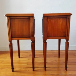 Paire de tables de chevet de style Louis XVI