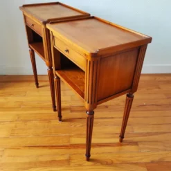 Paire de tables de chevet de style Louis XVI