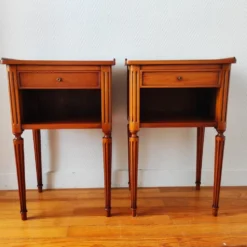 Paire de tables de chevet de style Louis XVI