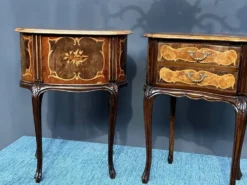 Paire de tables de chevet de style rococo avec marqueterie en bois précieux.