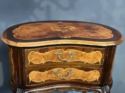 Paire de tables de chevet de style rococo avec marqueterie en bois précieux.