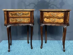 Paire de tables de chevet de style rococo avec marqueterie en bois précieux.