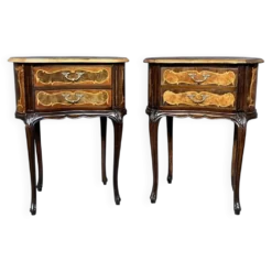 Paire de tables de chevet de style rococo avec marqueterie en bois précieux.