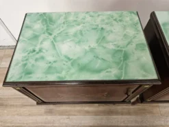 Paire de tables de chevet en chêne des années 1960 avec des dessus en verre.