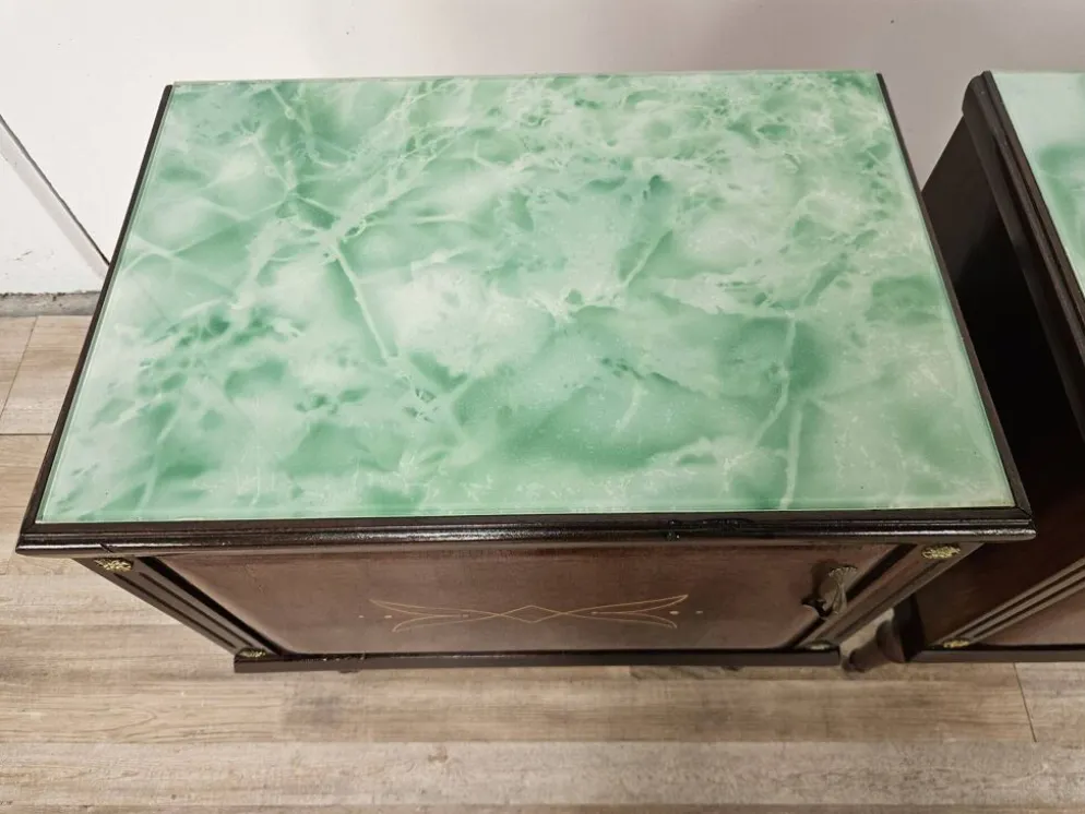 Paire de tables de chevet en chêne des années 1960 avec des dessus en verre.