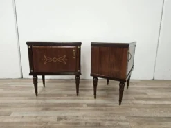 Paire de tables de chevet en chêne des années 1960 avec des dessus en verre.