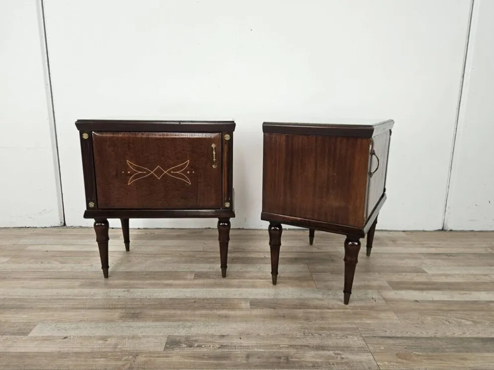 Paire de tables de chevet en chêne des années 1960 avec des dessus en verre.