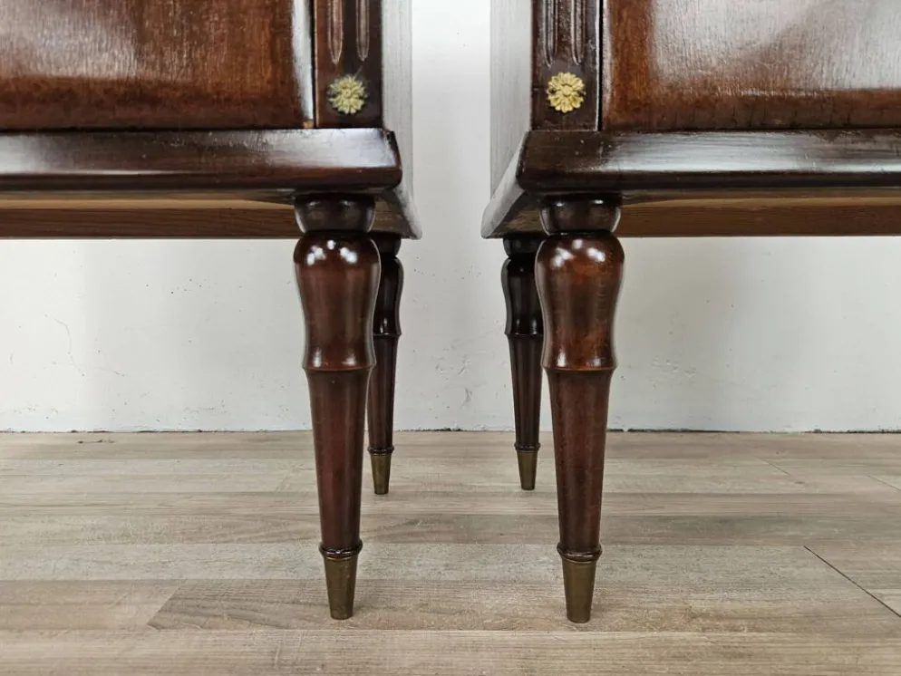 Paire de tables de chevet en chêne des années 1960 avec des dessus en verre.