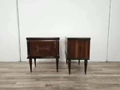 Paire de tables de chevet en chêne des années 1960 avec des dessus en verre.