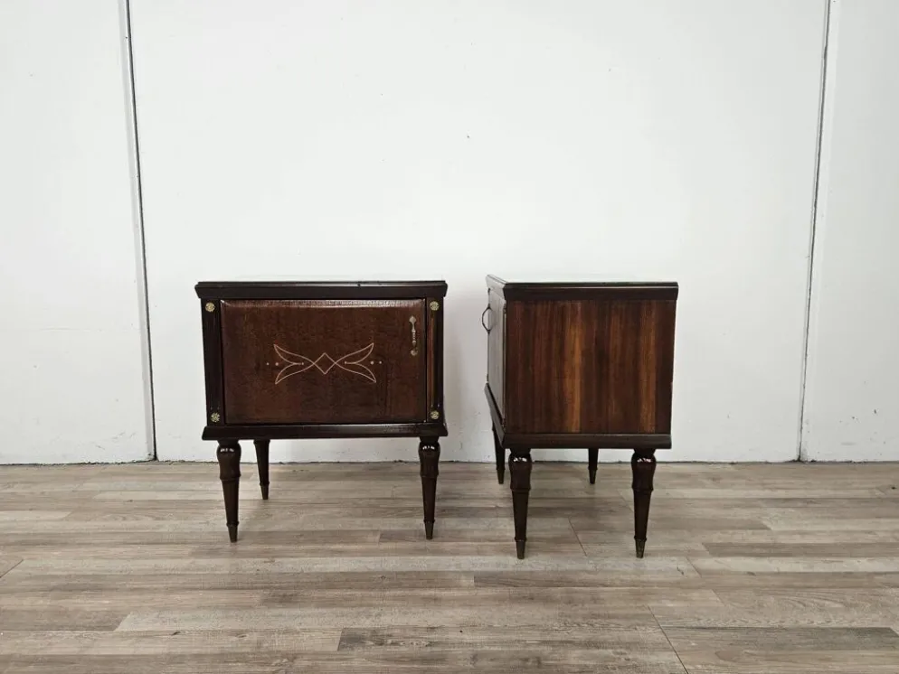 Paire de tables de chevet en chêne des années 1960 avec des dessus en verre.
