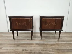 Paire de tables de chevet en chêne des années 1960 avec des dessus en verre.
