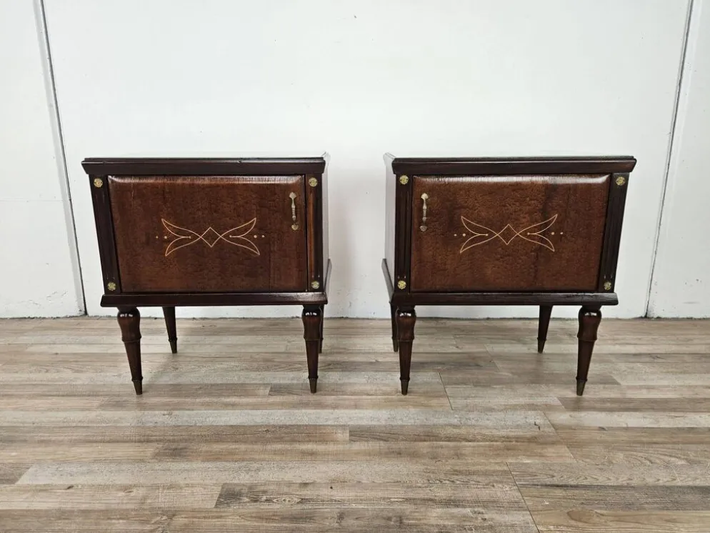 Paire de tables de chevet en chêne des années 1960 avec des dessus en verre.
