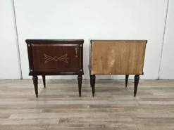 Paire de tables de chevet en chêne des années 1960 avec des dessus en verre.