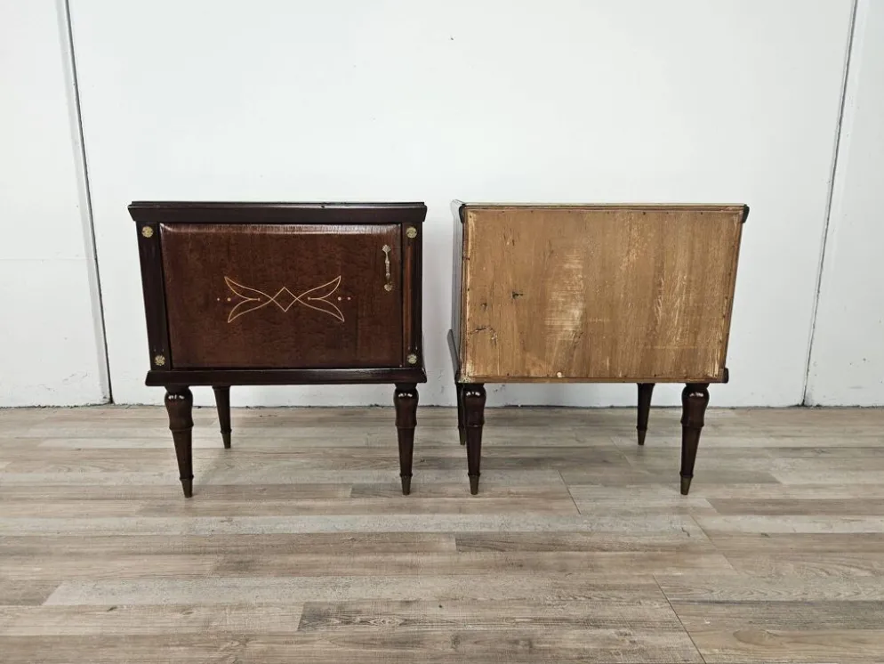 Paire de tables de chevet en chêne des années 1960 avec des dessus en verre.