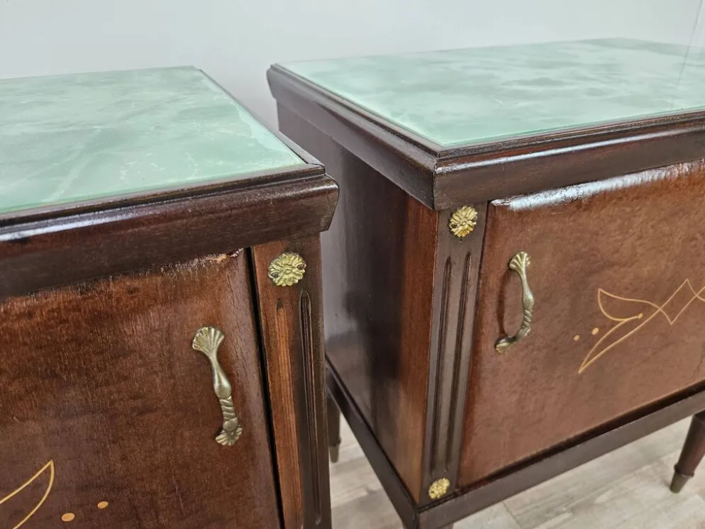 Paire de tables de chevet en chêne des années 1960 avec des dessus en verre.