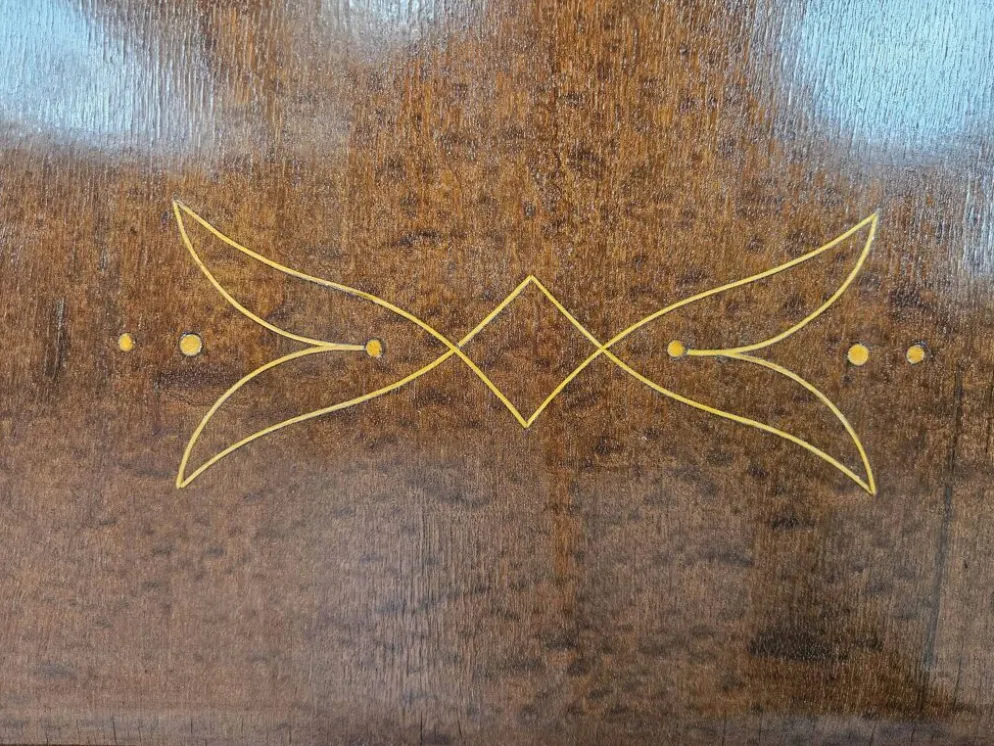 Paire de tables de chevet en chêne des années 1960 avec des dessus en verre.