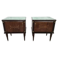 Paire de tables de chevet en chêne des années 1960 avec des dessus en verre.