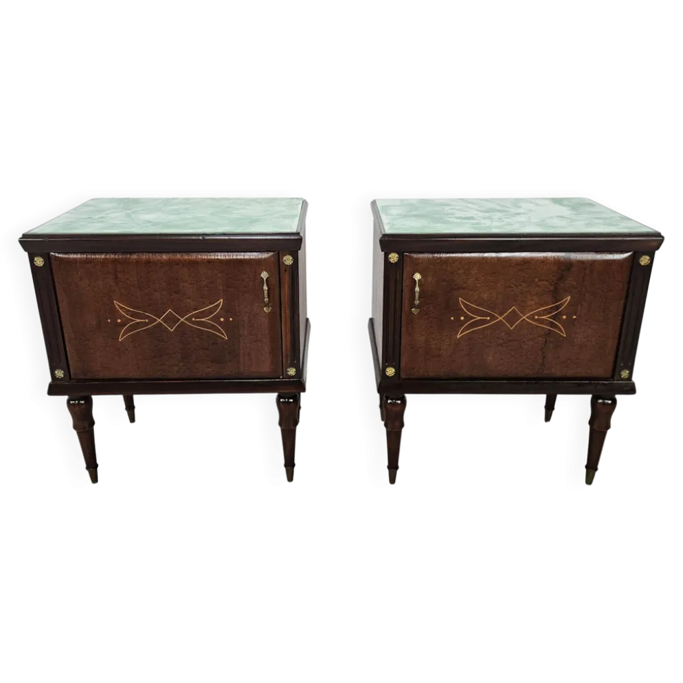 Paire de tables de chevet en chêne des années 1960 avec des dessus en verre.