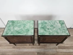 Paire de tables de chevet en chêne des années 1960 avec des dessus en verre.