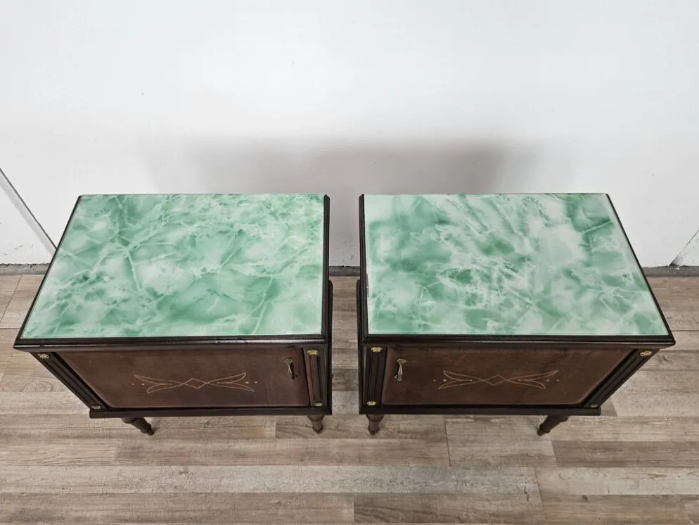 Paire de tables de chevet en chêne des années 1960 avec des dessus en verre.
