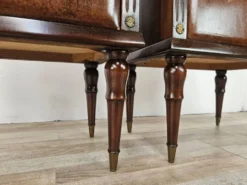 Paire de tables de chevet en chêne des années 1960 avec des dessus en verre.