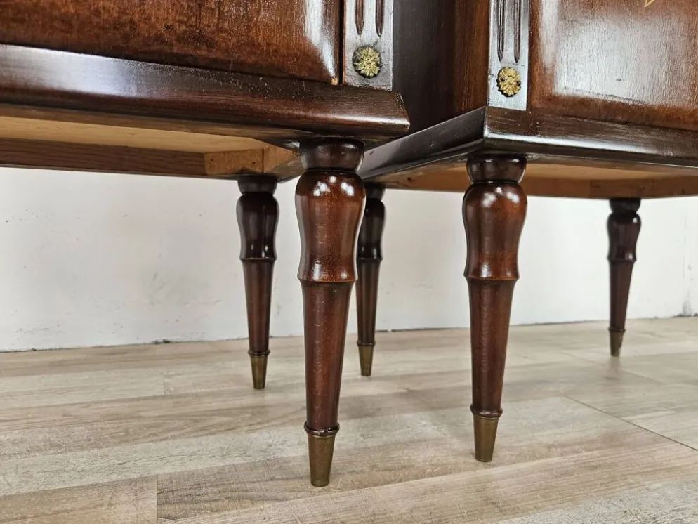 Paire de tables de chevet en chêne des années 1960 avec des dessus en verre.