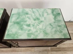 Paire de tables de chevet en chêne des années 1960 avec des dessus en verre.