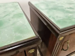 Paire de tables de chevet en chêne des années 1960 avec des dessus en verre.