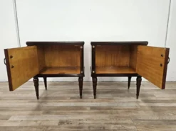 Paire de tables de chevet en chêne des années 1960 avec des dessus en verre.
