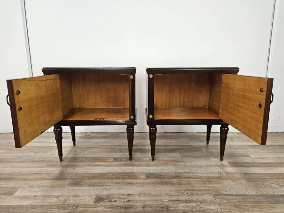 Paire de tables de chevet en chêne des années 1960 avec des dessus en verre.