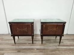Paire de tables de chevet en chêne des années 1960 avec des dessus en verre.