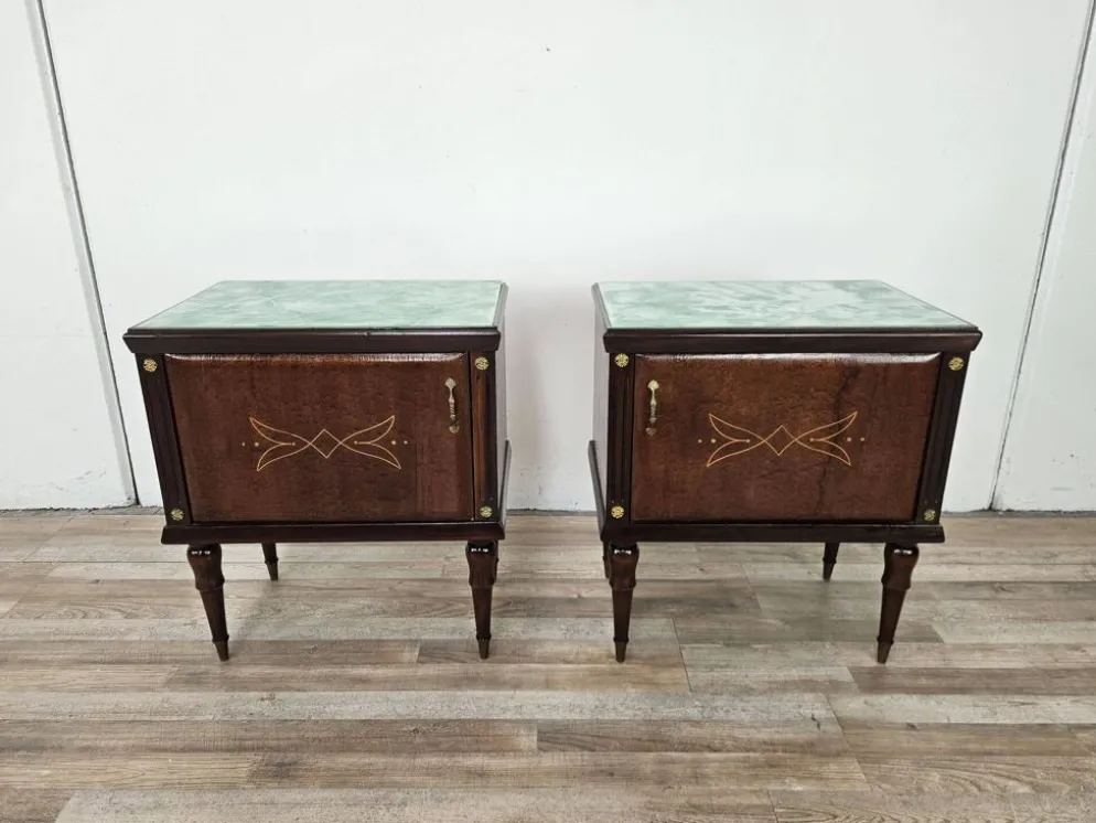 Paire de tables de chevet en chêne des années 1960 avec des dessus en verre.