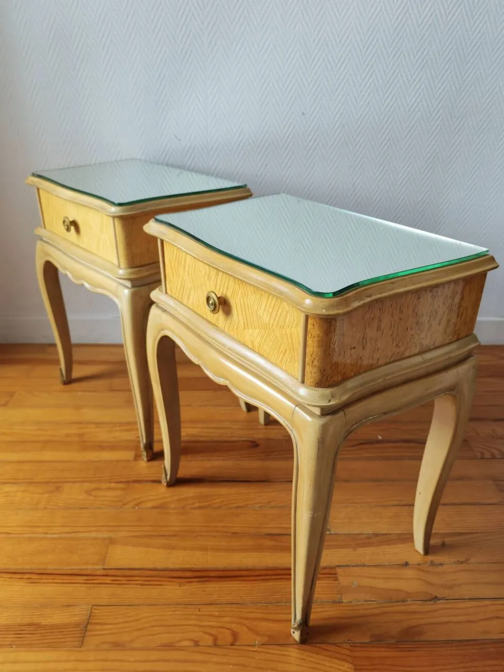 Paire de tables de chevet Françaises dans le goût de Jean Pascaud