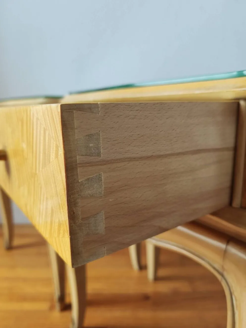 Paire de tables de chevet Françaises dans le goût de Jean Pascaud