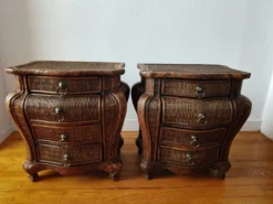 Paire de tables de chevet galbées en osier