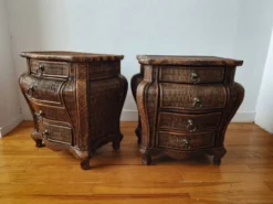 Paire de tables de chevet galbées en osier