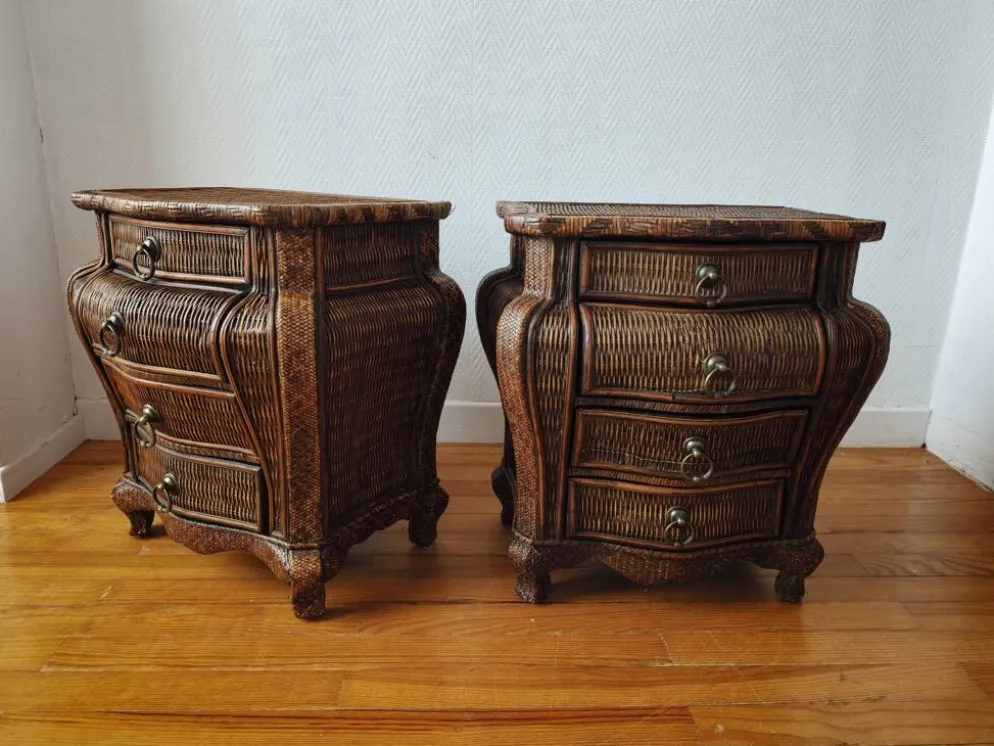 Paire de tables de chevet galbées en osier