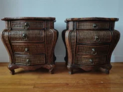 Paire de tables de chevet galbées en osier