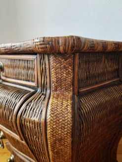 Paire de tables de chevet galbées en osier