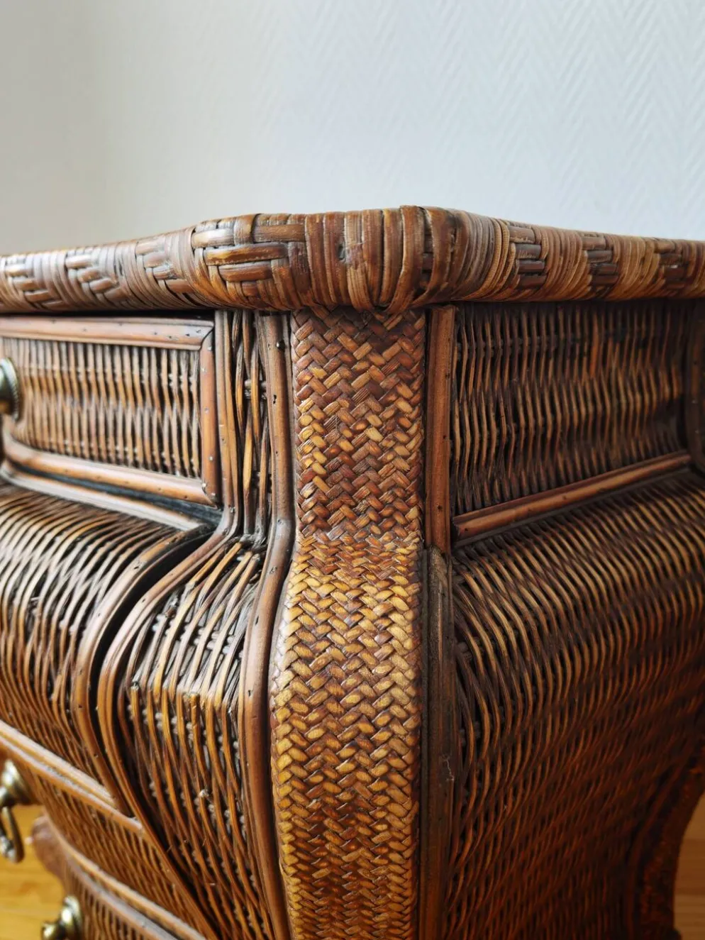 Paire de tables de chevet galbées en osier