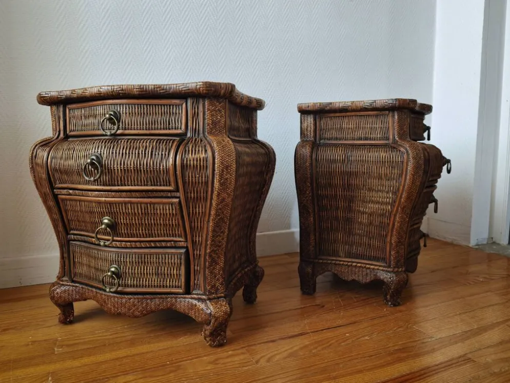 Paire de tables de chevet galbées en osier