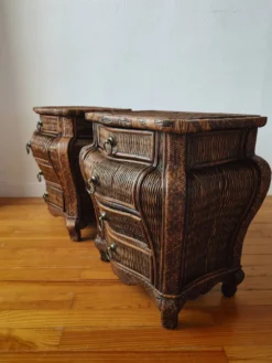 Paire de tables de chevet galbées en osier