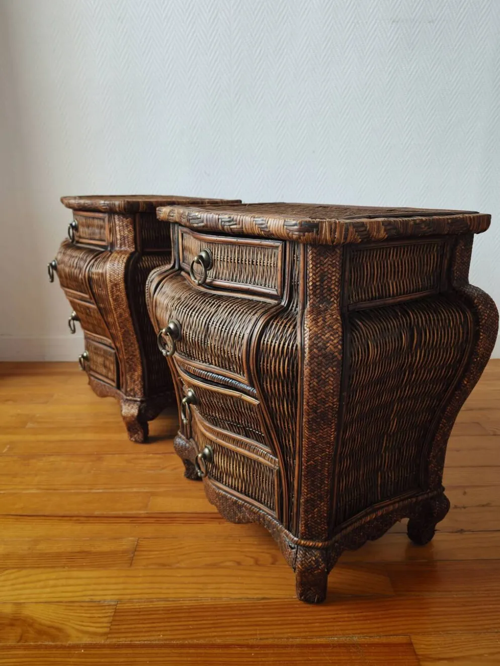 Paire de tables de chevet galbées en osier