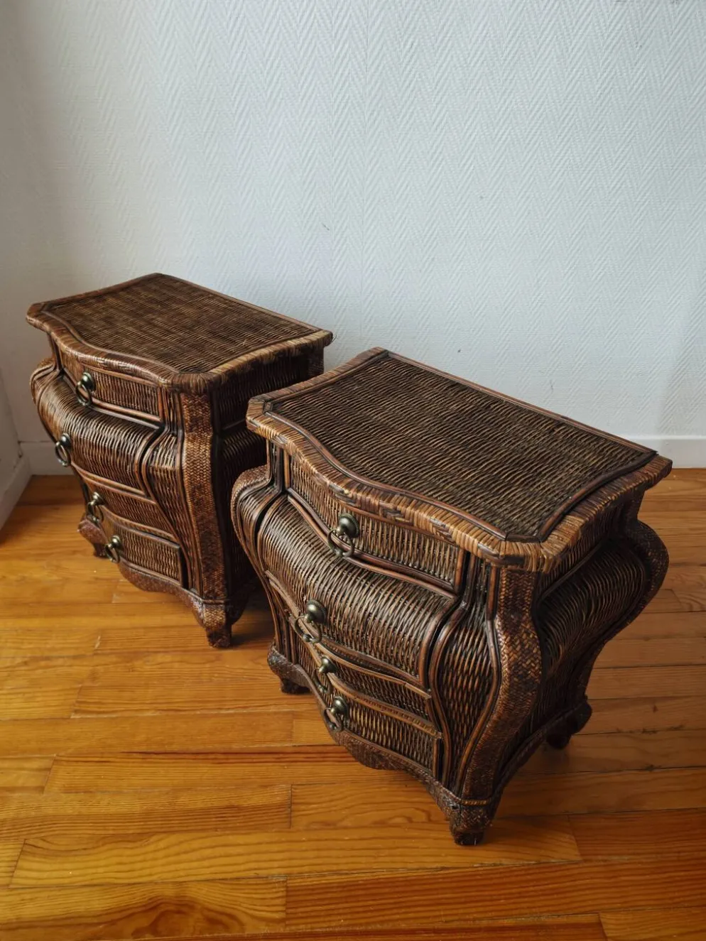 Paire de tables de chevet galbées en osier