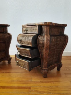 Paire de tables de chevet galbées en osier