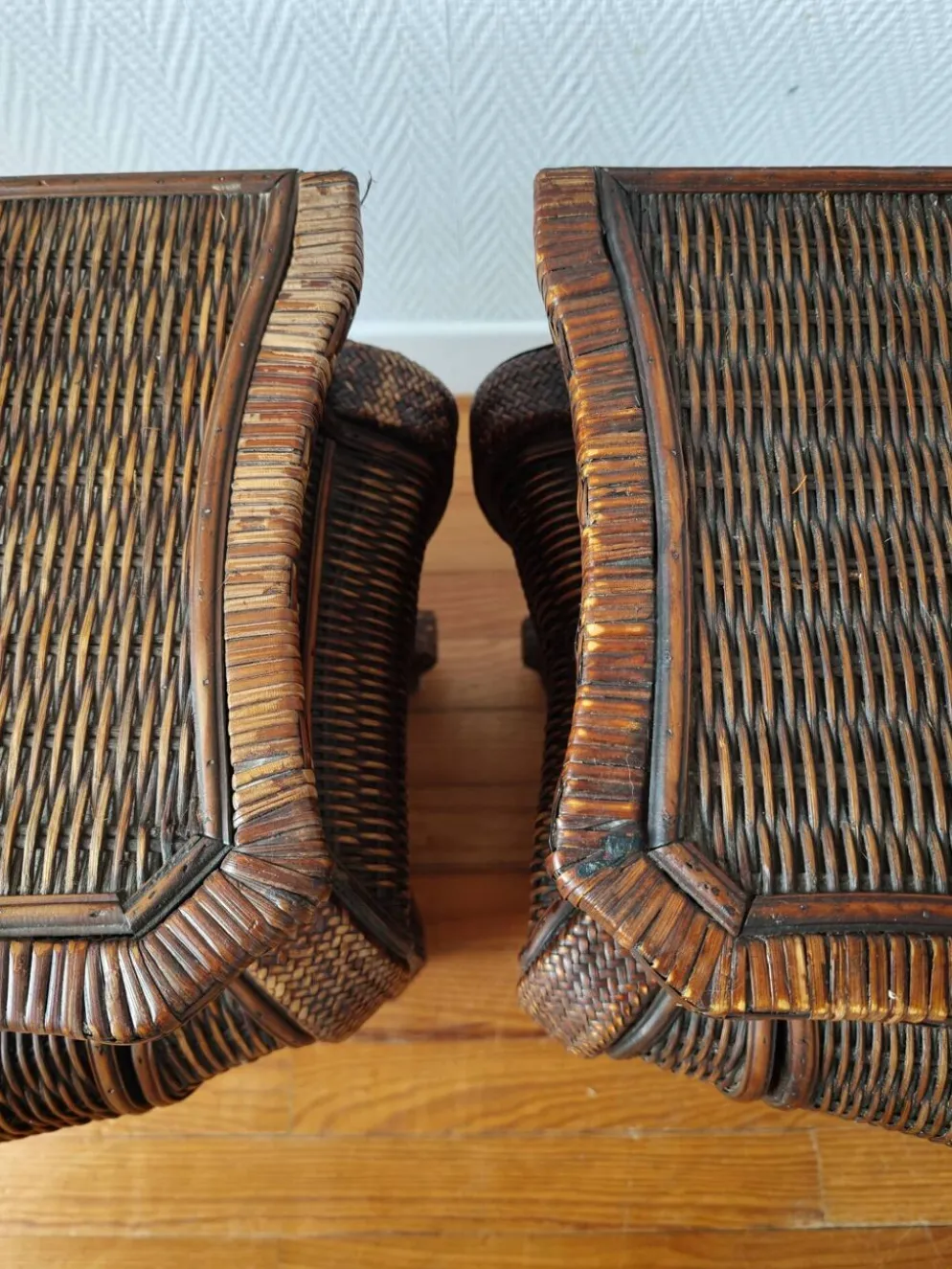 Paire de tables de chevet galbées en osier