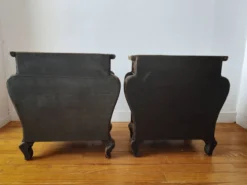 Paire de tables de chevet galbées en osier